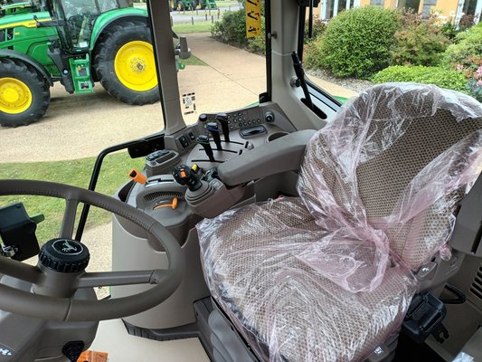 Tracteur agricole John Deere 6M105