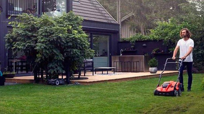 Pourquoi et quand scarifier sa pelouse ?