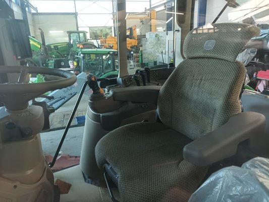 Tracteur agricole John Deere 6M125