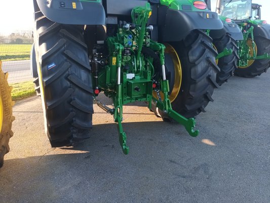 Tracteur agricole John Deere 6M125