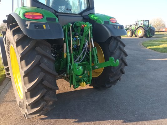 Tracteur agricole John Deere 6M105