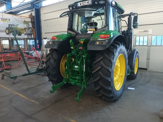 Tracteur agricole John Deere 6M125