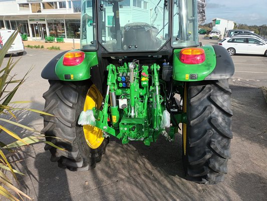 Tracteur agricole John Deere 5105M