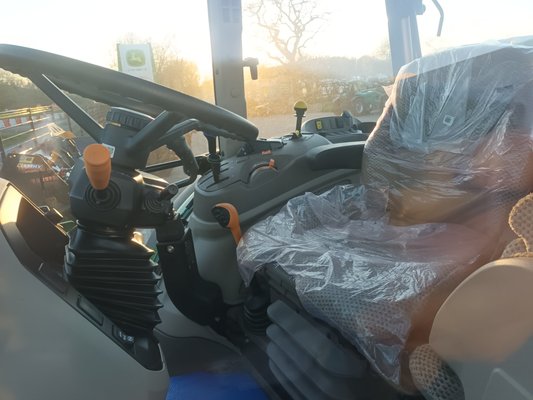 Tracteur agricole John Deere 5105M