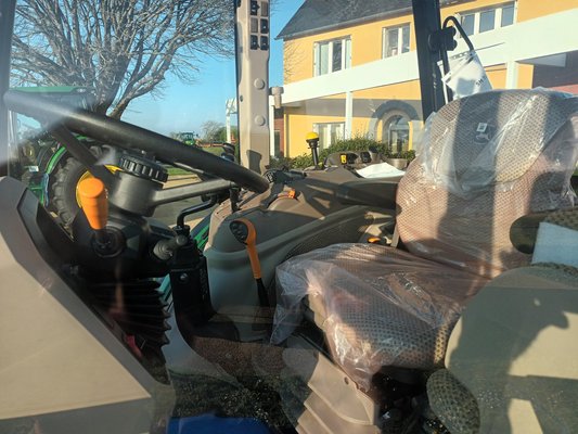 Tracteur agricole John Deere 5105M