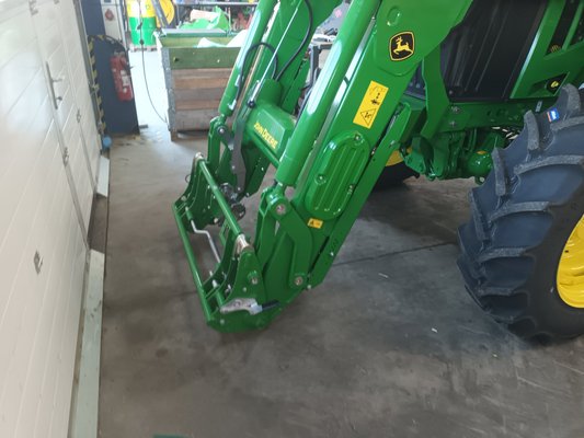 Tracteur agricole John Deere 6M125