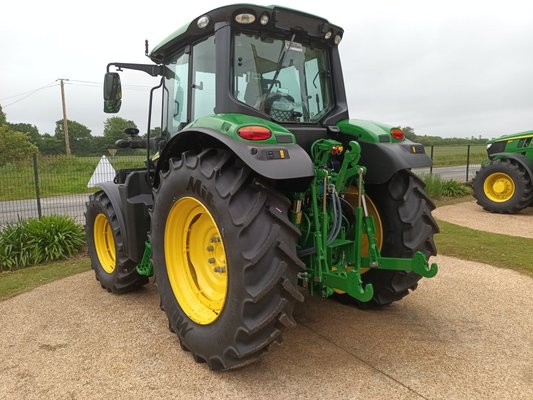 Tracteur agricole John Deere 6M105