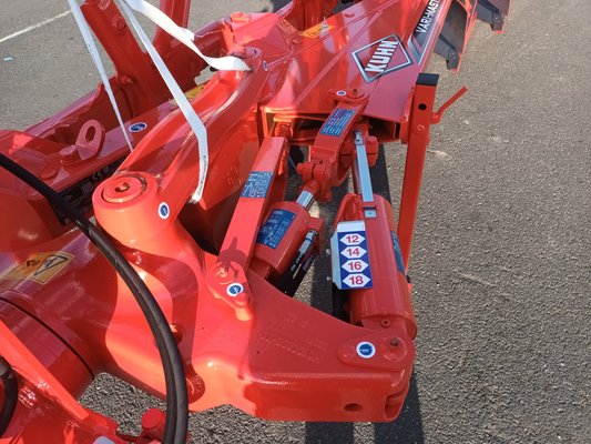 Charrue Kuhn VM123
