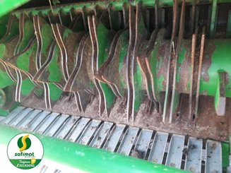 Presse à balles rondes John Deere 864 - 8