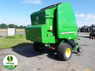 Presse à balles rondes John Deere 864 - 1