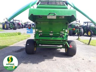 Presse à balles rondes John Deere 864 - 2