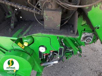Presse à balles rondes John Deere 864 - 4