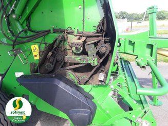 Presse à balles rondes John Deere 864 - 5