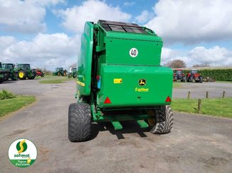 Presse à balles rondes John Deere RB864 - 2