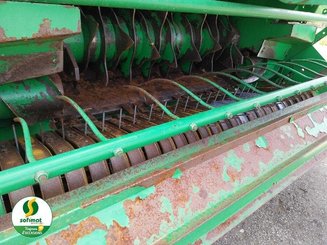 Presse à balles rondes John Deere RB864 - 5