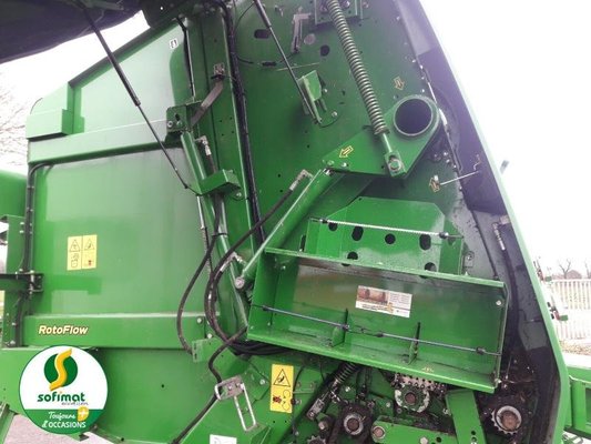 Presse à balles rondes John Deere 864 PACK