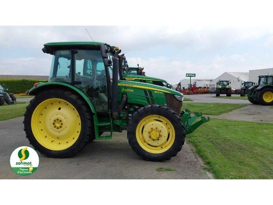 Tracteur agricole John Deere 5100M