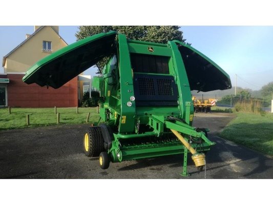 Presse à balles rondes John Deere 864