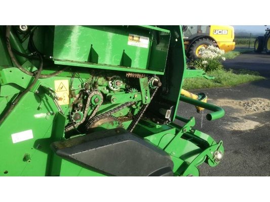 Presse à balles rondes John Deere 864