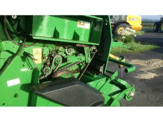 Presse à balles rondes John Deere 864 - 5