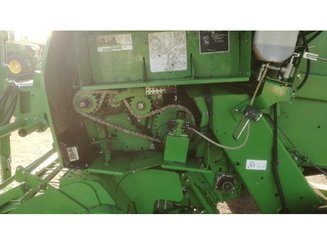Presse à balles rondes John Deere 864 - 6
