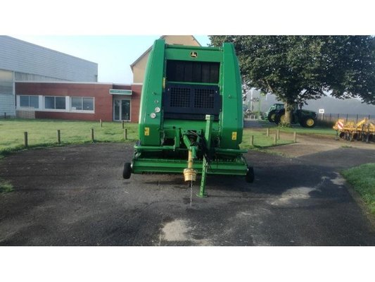 Presse à balles rondes John Deere 864
