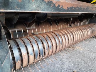 Presse à balles rondes New Holland ROLLBELT180 - 2