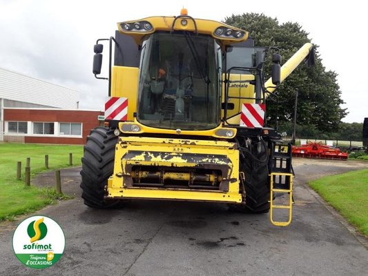 Moissonneuse batteuse New Holland CSX7080