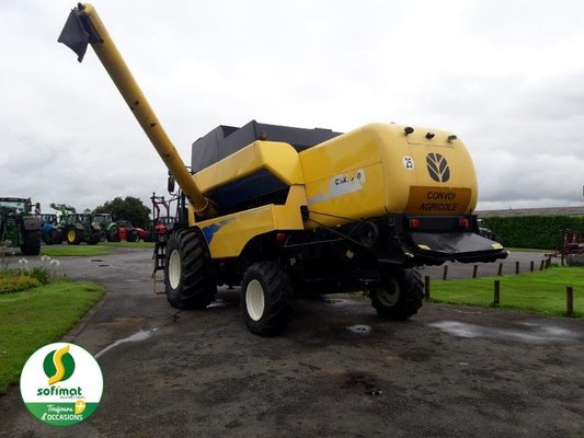 Moissonneuse batteuse New Holland CSX7080