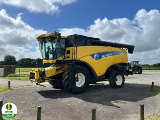 Moissonneuse batteuse New Holland CX8080 - 1